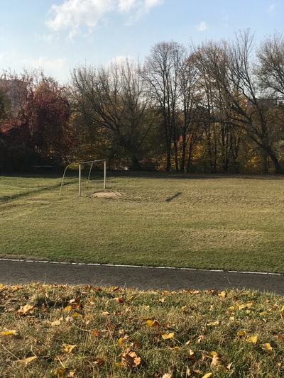 黑色和灰色户外蹦床